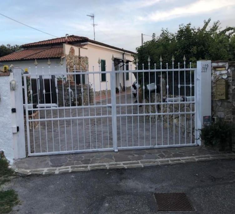 Villetta A Schiera Nei Pressi Del Mare ليفورنو المظهر الخارجي الصورة